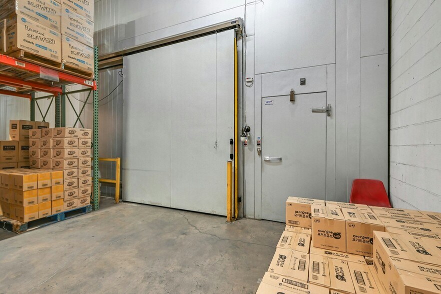 More Photos Of 106 Stonehurst Ct, Northvale Warehouse For Lease