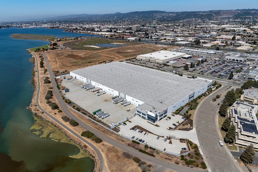 More Photos Of 8350 Pardee Dr, Oakland Distribution For Lease