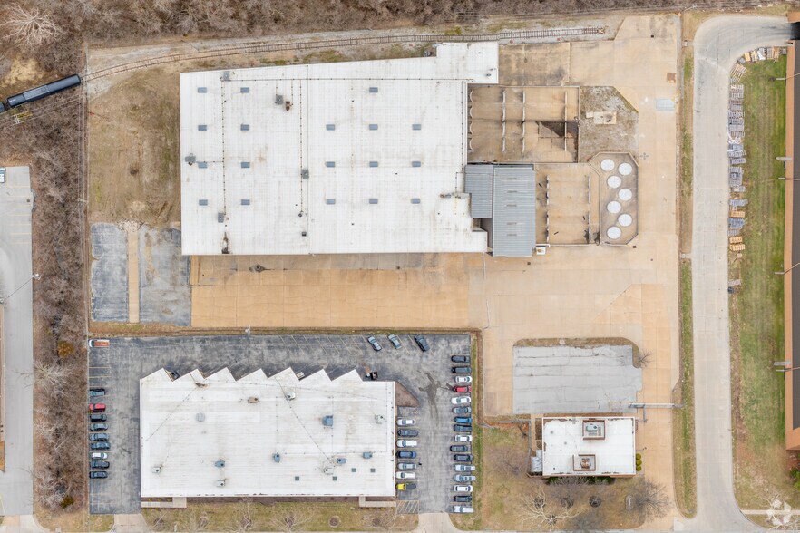 More Photos Of 2646 Metro Blvd, Maryland Heights Distribution For Lease