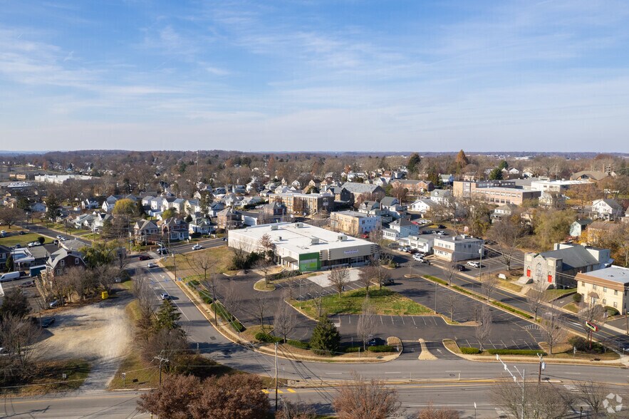 More Photos Of 300 N York Rd, Willow Grove Storefront For Sale