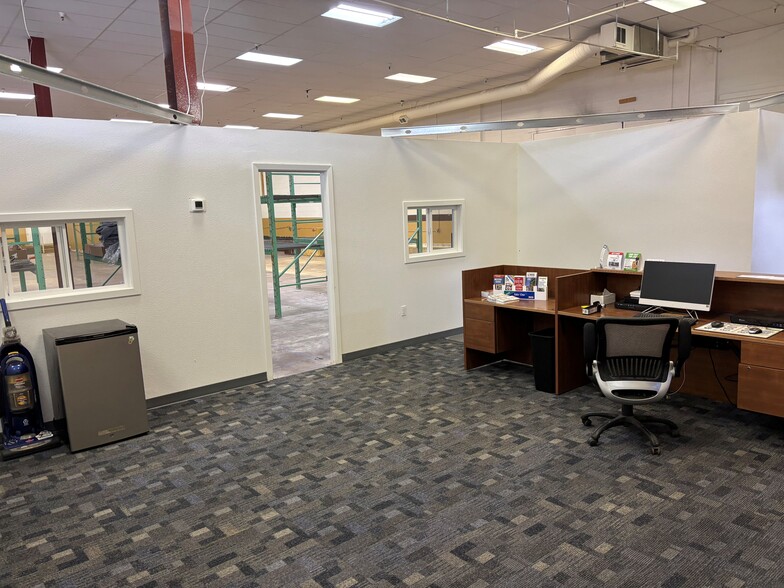 More Photos Of 1930-2070 S Academy Blvd, Colorado Springs Freestanding For Lease