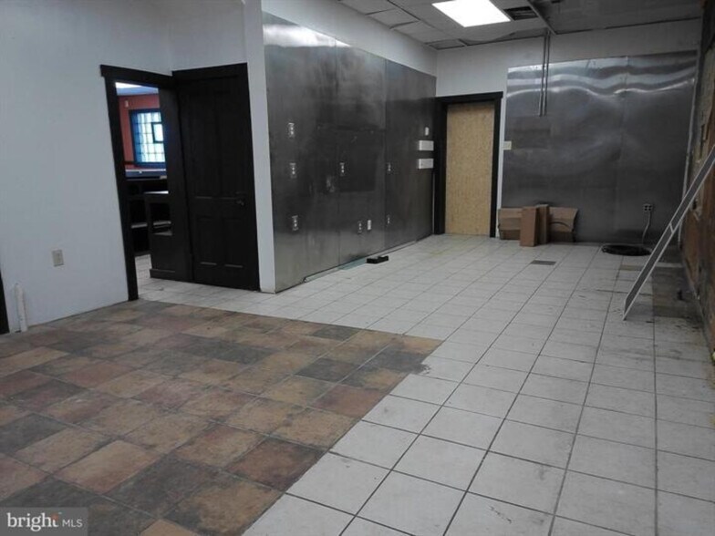 More Photos Of 2 W Market St, Gratz Storefront Retail Residential For Lease