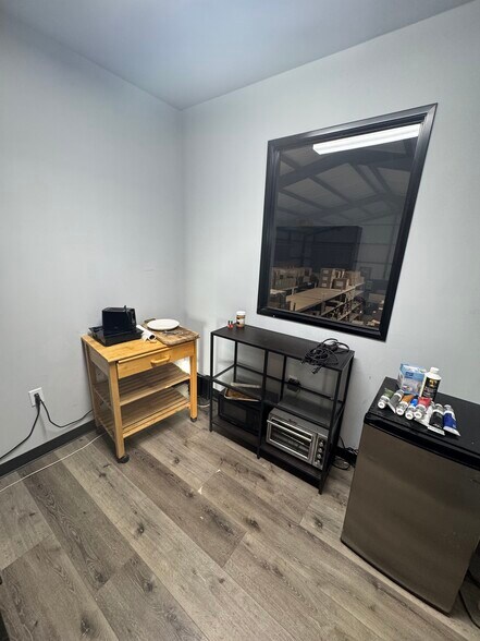 More Photos Of 14707 Fitzhugh Rd, Austin Warehouse For Sale