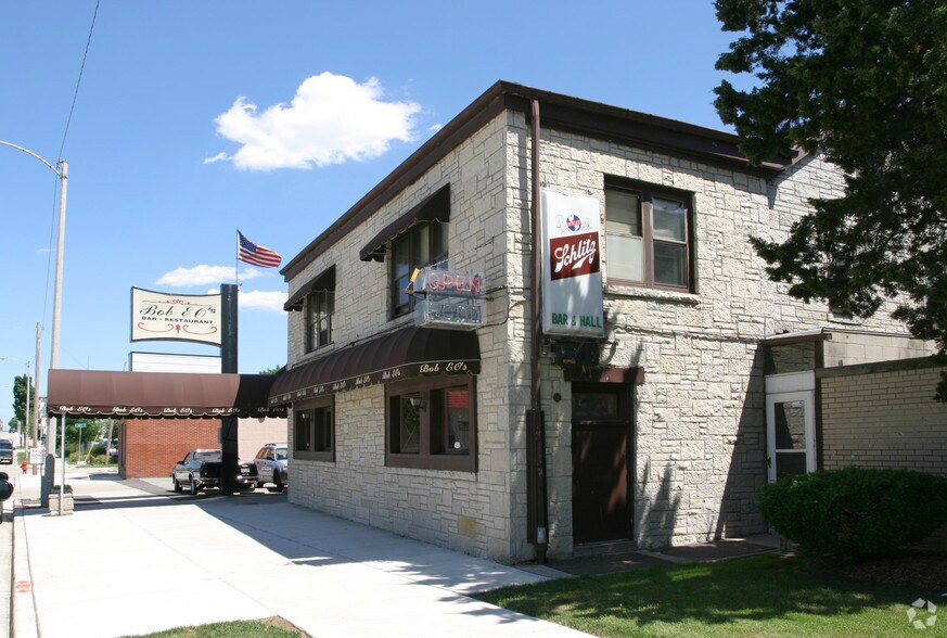 More Photos Of 6317 W Bluemound Rd, Milwaukee Bar For Sale
