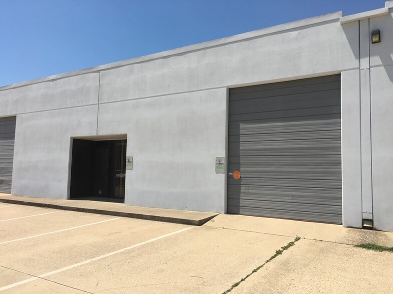 More Photos Of 901 Terminal Rd, Fort Worth Warehouse For Lease