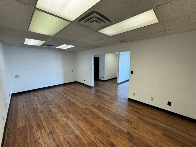 More Photos Of 10826 E Newton Pl, Tulsa Service For Lease