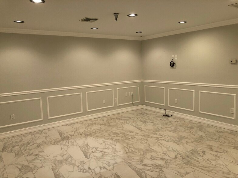 More Photos Of 12155 Metro Pky, Fort Myers Showroom For Lease