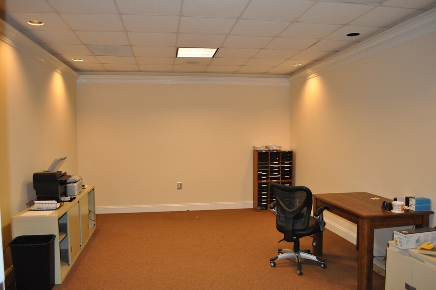 More Photos Of 612 Johnnie Dodds Blvd, Mount Pleasant Showroom For Lease