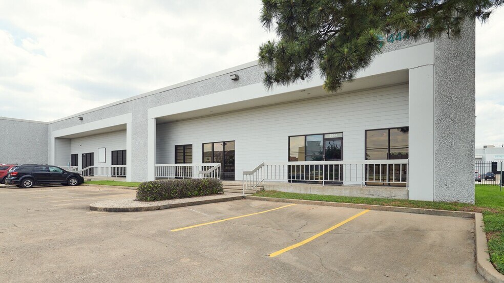 More Photos Of 4444-4464 W 12th St, Houston Unknown For Lease