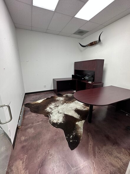 More Photos Of 1119 Fresno St, San Antonio Light Manufacturing For Sale