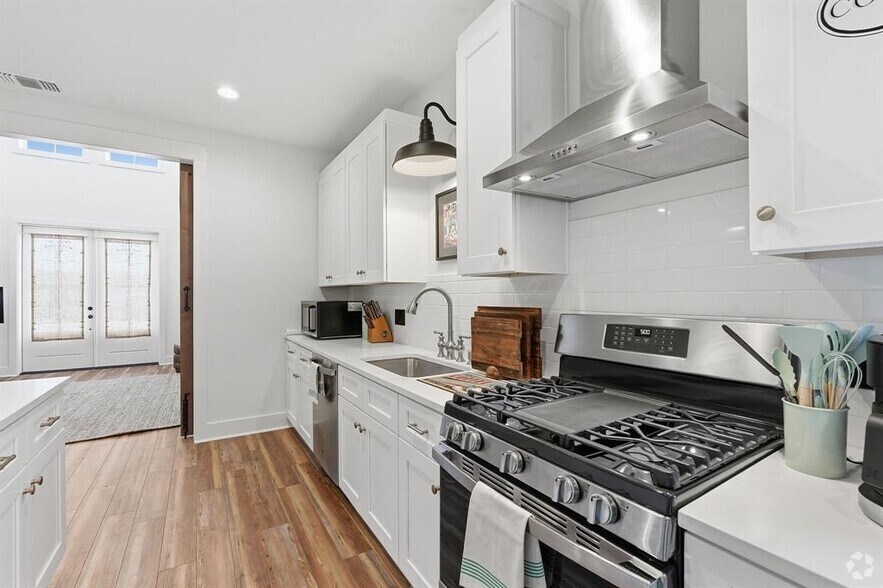 More Photos Of 1006 Frost Ave, Driftwood Loft Creative Space For Sale