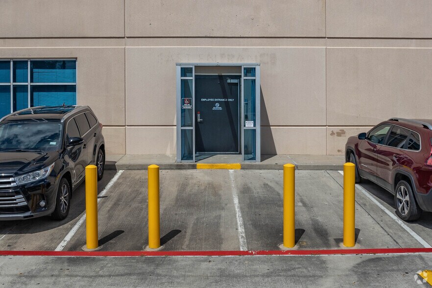 More Photos Of 4500 E Sam Houston Pky S, Pasadena Medical For Lease