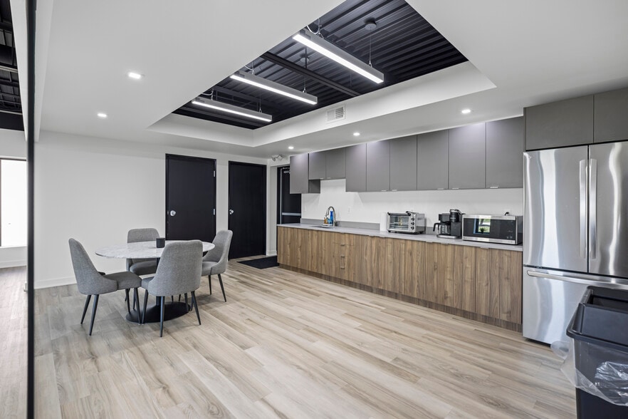 More Photos Of 23936 Industrial Park Dr, Farmington Hills Warehouse For Sale