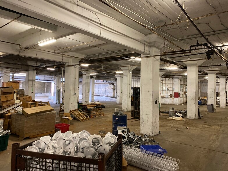 More Photos Of 3019 Roosevelt Ave, Indianapolis Warehouse For Sale