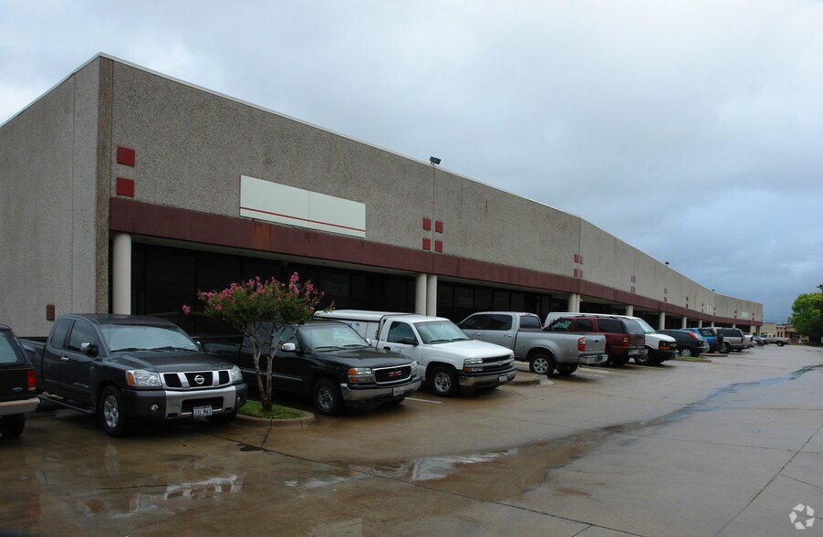 More Photos Of 8617 Ambassador Row, Dallas Showroom For Lease