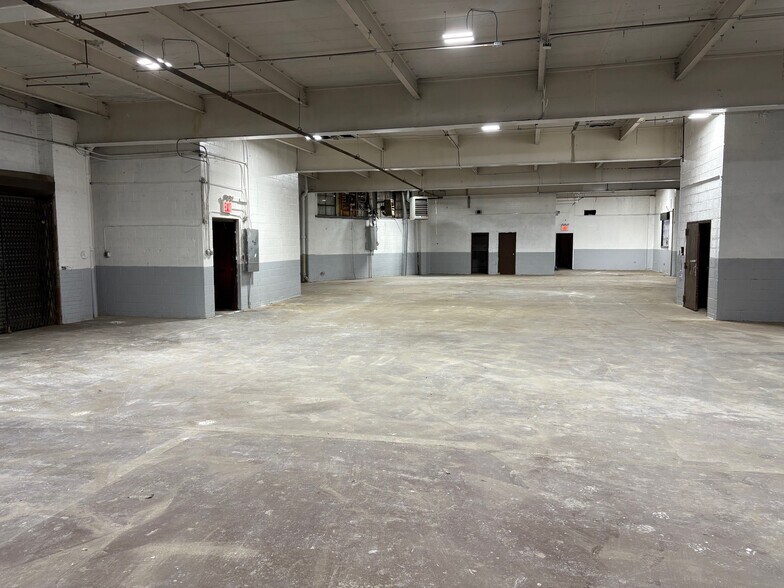 More Photos Of 18762-18772 Hollis Ave, Hollis Warehouse For Lease