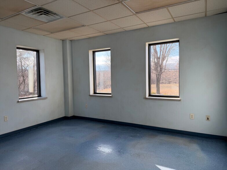 More Photos Of 195 Wendt Dr, Waupaca Warehouse For Lease