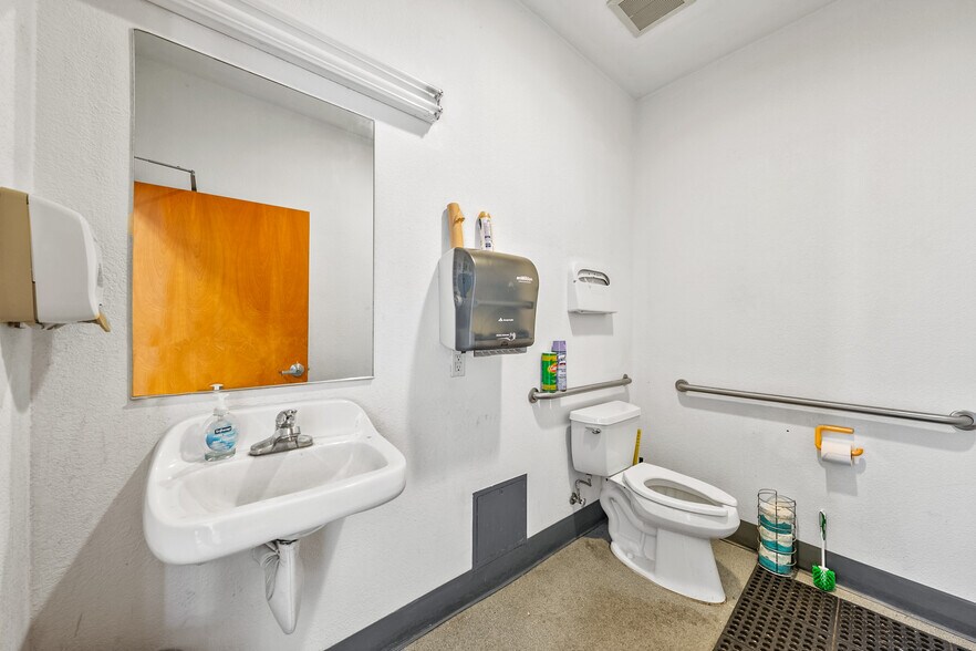 More Photos Of 3976 Crater Lake Ave, Medford Auto Dealership For Lease