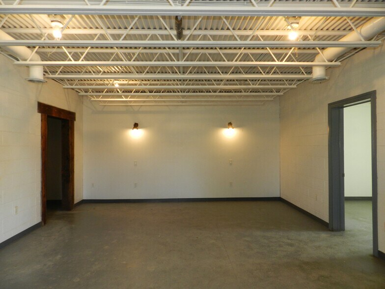 More Photos Of 2520 N River Rd, Olathe Warehouse For Lease