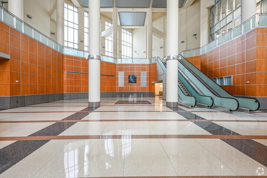 More Photos Of 40 Monument Cir, Indianapolis Office For Sale