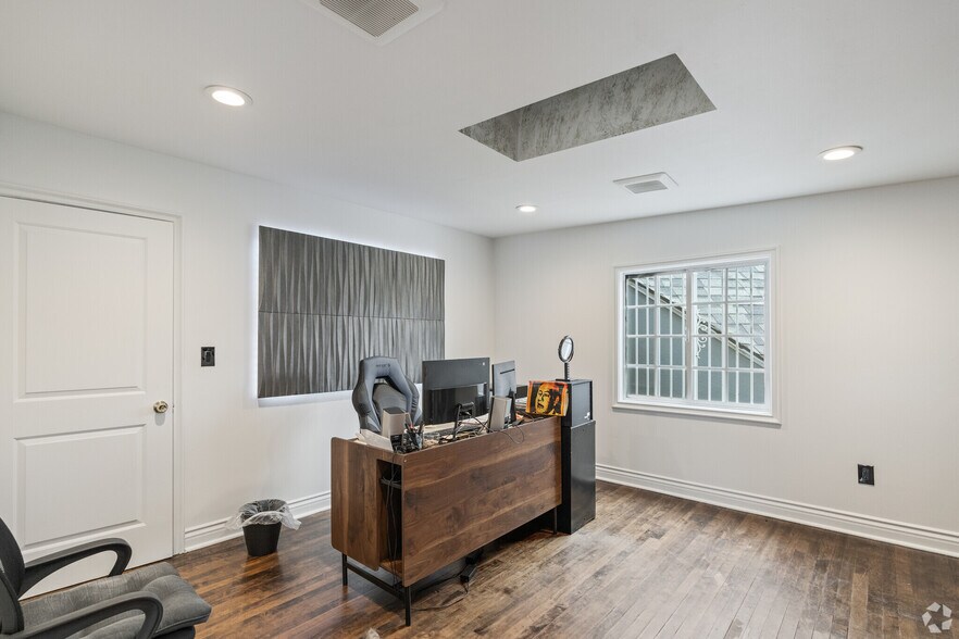 More Photos Of 6000 Woodman Ave, Van Nuys General Retail For Sale