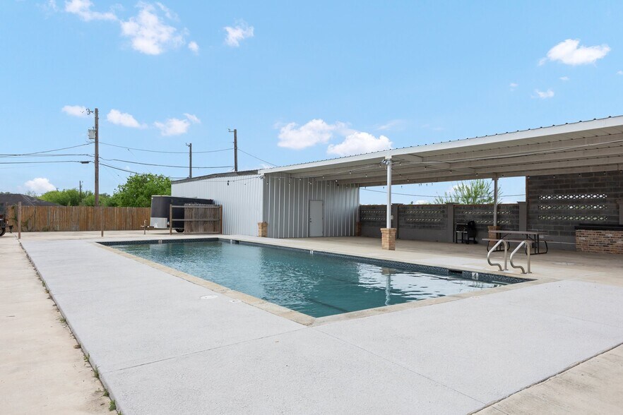 More Photos Of 8517 State Highway 107, Mission Storefront For Sale