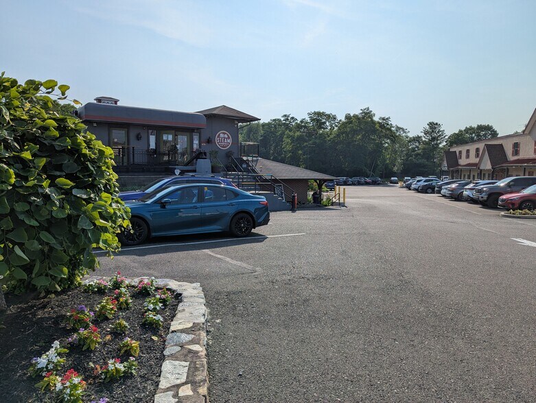 More Photos Of 606 2nd St, Southampton Storefront Retail Office For Lease