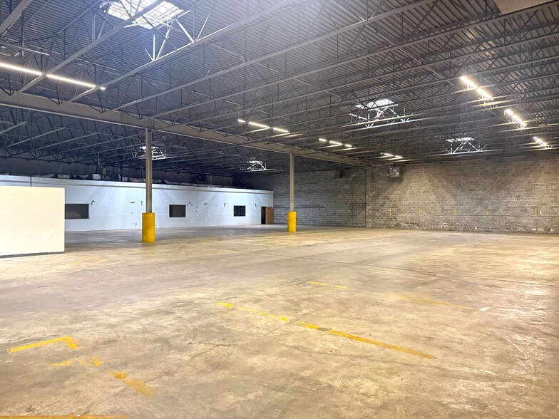 More Photos Of 5010 Creston St, Hyattsville Warehouse For Lease