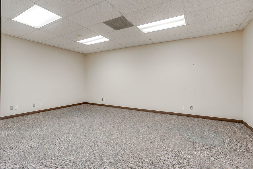 More Photos Of 4929 Northeast Pky, Fort Worth Distribution For Lease