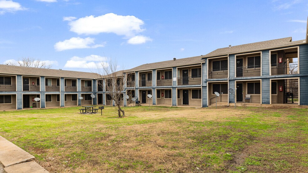 More Photos Of 1025 W Wheatland Rd, Dallas Multifamily For Sale