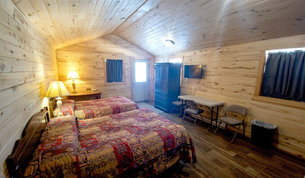 More Photos Of 412 N Front St, Townsend Hotel For Sale