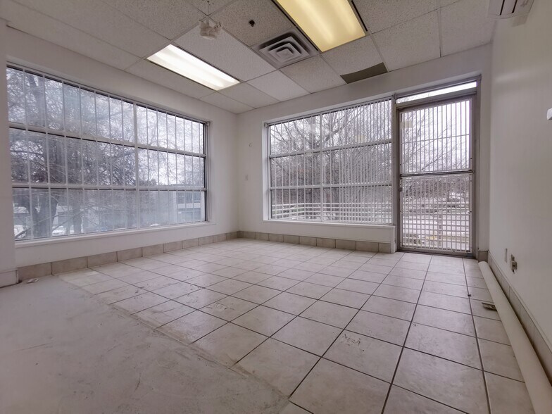 More Photos Of 3871 N Fraser Way, Burnaby Showroom For Lease
