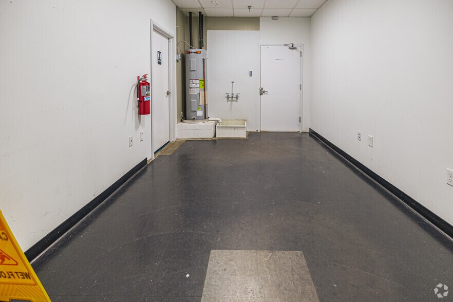 More Photos Of 4400 Renaissance Pky, Warrensville Heights Showroom For Lease