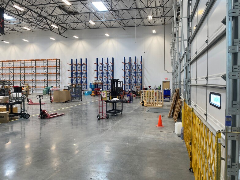More Photos Of 6101 N Hollywood Blvd, Las Vegas Manufacturing For Lease