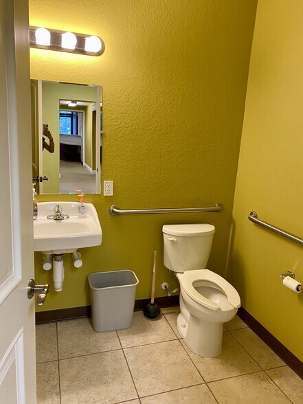 More Photos Of 473 S Indiana Ave, Englewood Coworking Space