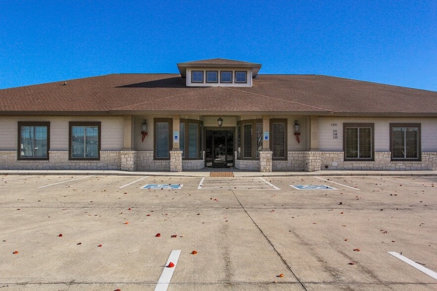 More Photos Of 1921 Corporate Dr, San Marcos Office For Lease
