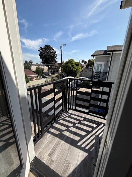 More Photos Of 3944 S Budlong Ave, Los Angeles Apartments For Sale