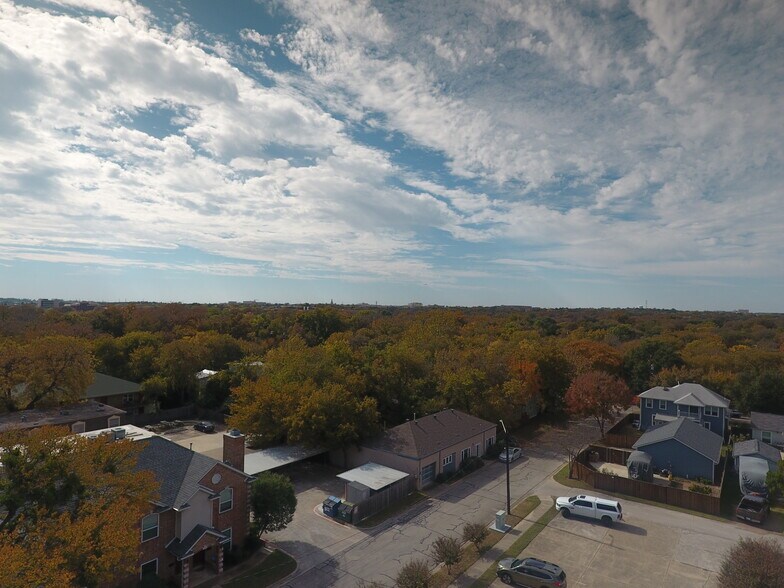 More Photos Of 1005 N Elm St, Denton Office For Lease