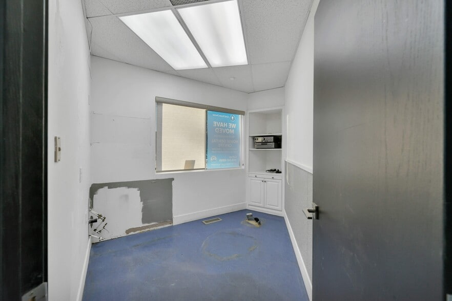 More Photos Of 5116 52 St, Red Deer Storefront Retail Office For Sale