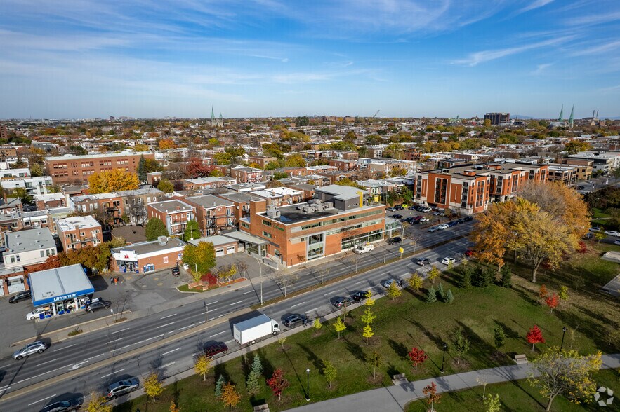 More Photos Of 7915 Boul Saint-Laurent, Montréal Bank For Lease