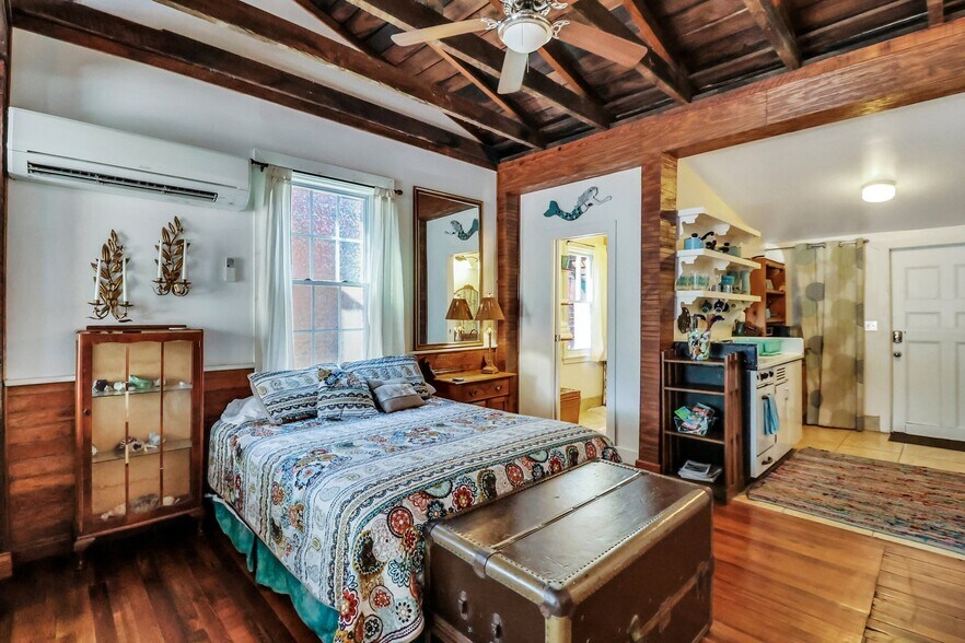 More Photos Of 8 E 41st St, Savannah Storefront Retail Residential For Sale