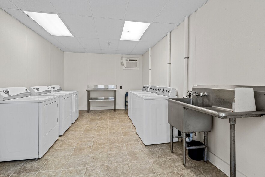 More Photos Of 738 E Main St, Belhaven Hotel For Sale