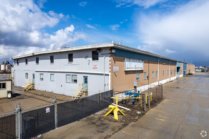 Primary Photo Of 1485 Speers Rd, Oakville Manufacturing For Lease