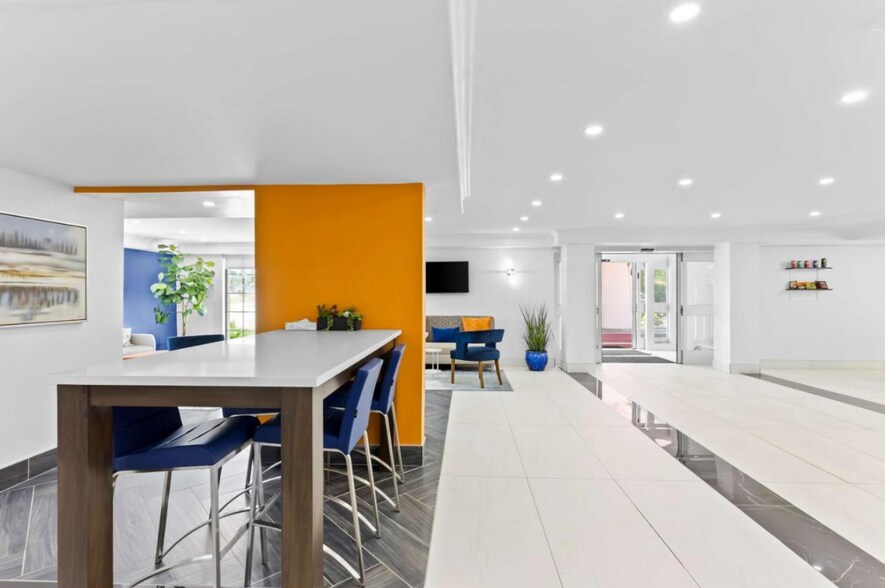 More Photos Of 1730 E Higgins Rd, Schaumburg Hotel For Sale