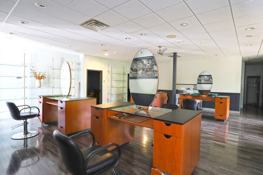 More Photos Of 580 N Falmouth Hwy, North Falmouth Storefront Retail Office For Lease