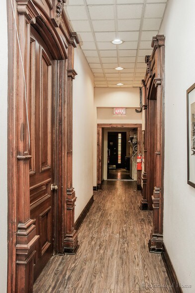 More Photos Of 16 W Ontario St, Chicago Storefront Retail Office For Lease