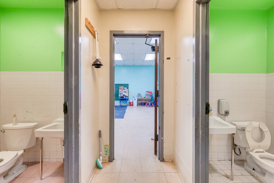 More Photos Of 3170 N McMullen Booth Rd, Clearwater Schools For Lease