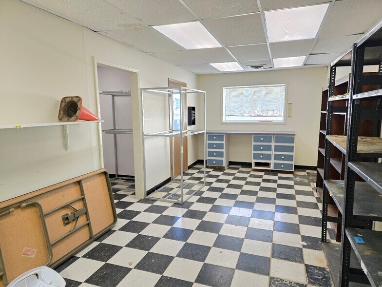 More Photos Of 111 E 5th St, Mound Valley Industrial For Sale