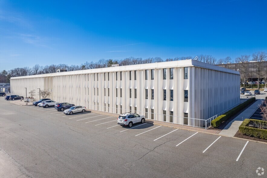 More Photos Of 5 Dakota Dr, Lake Success Medical For Lease