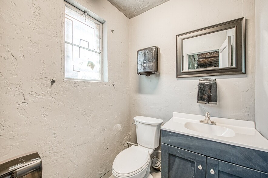 More Photos Of 135 Van Ness Ave, Fresno Warehouse For Lease